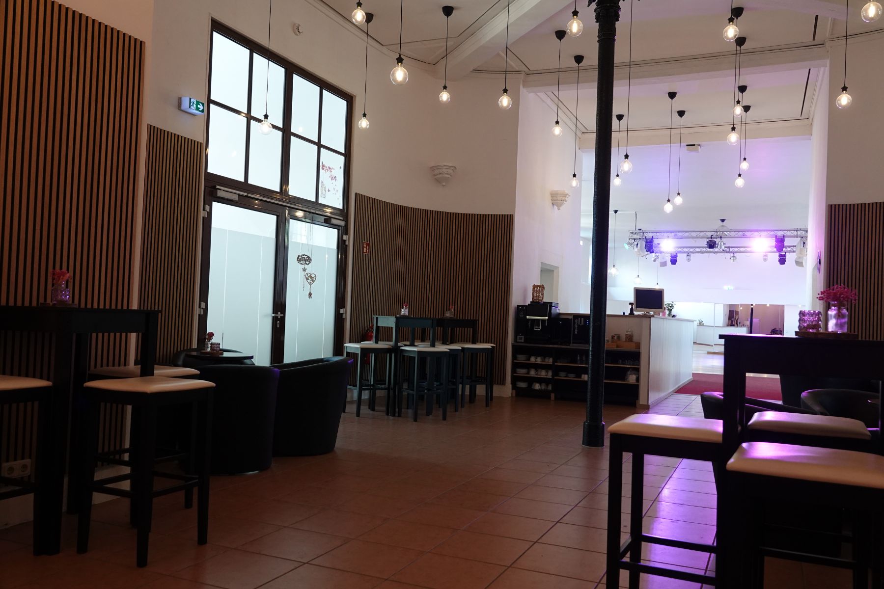 Der perfekte Ort für eine Pause: stilvolle Lounge mit Kaffeemaschine & Bar.