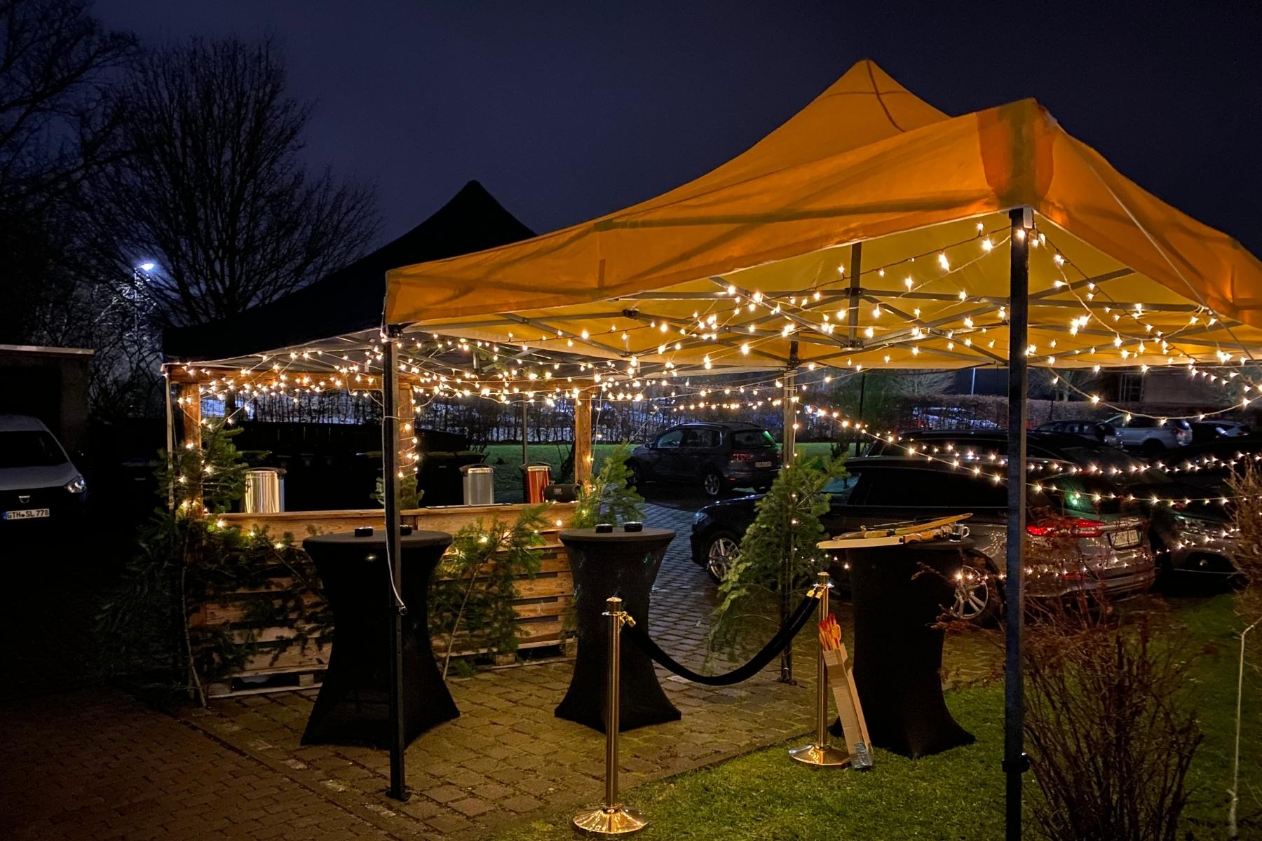 Gemütliche Bar im Außenbereich des Marstall Gotha mit stimmungsvollem Ambiente, perfekt für den Genuss von Glühwein in der kalten Jahreszeit. Separater Bereich als Raucherecke sorgt für komfortable Aufenthaltsmöglichkeiten und entspannte Pausen bei Veranstaltungen.