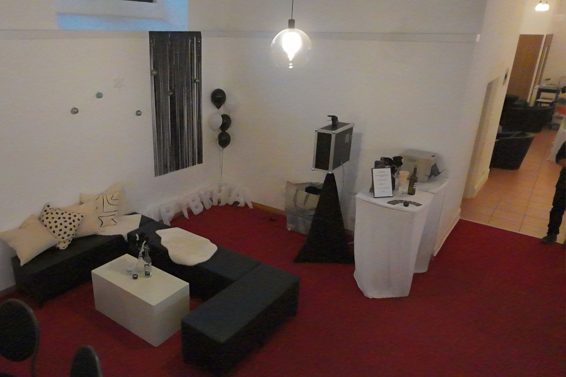 Moderne Fotobox im Marstall Gotha, perfekt für Geschäftspartner und Eventgäste, um Erinnerungen festzuhalten. Fotos können direkt vor Ort ausgedruckt, per E-Mail versendet oder über einen QR Code digital abgerufen werden, was den Spaß und die Vernetzung bei Veranstaltungen fördert.