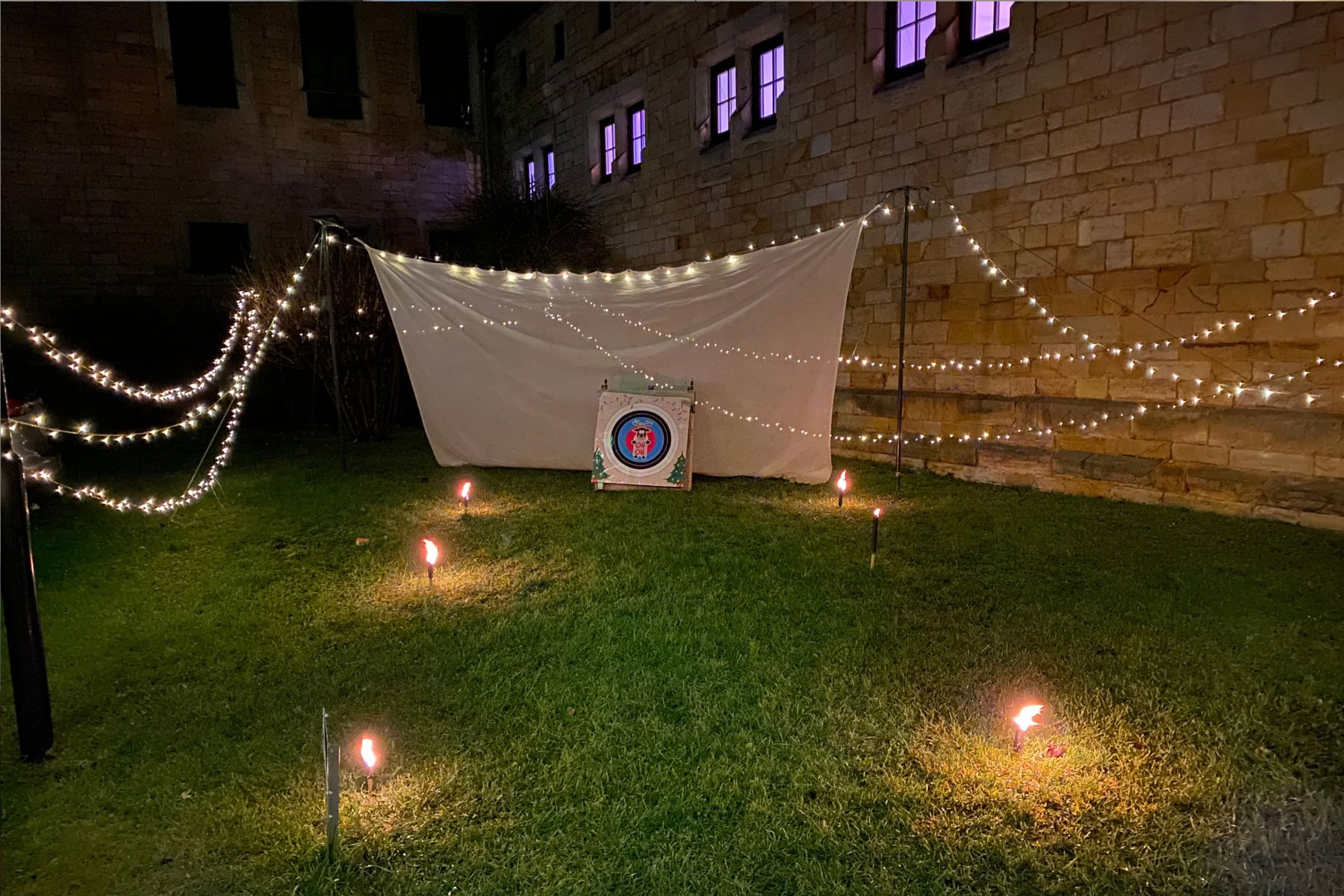 Vielfältige Incentive-Angebote im Marstall Gotha mit Aktivitäten wie Bogenschießen, Axtwerfen und Karaoke. Professionelle Moderation sorgt für gute Stimmung und reibungslosen Ablauf, ideal für Teamevents und Firmenfeiern.