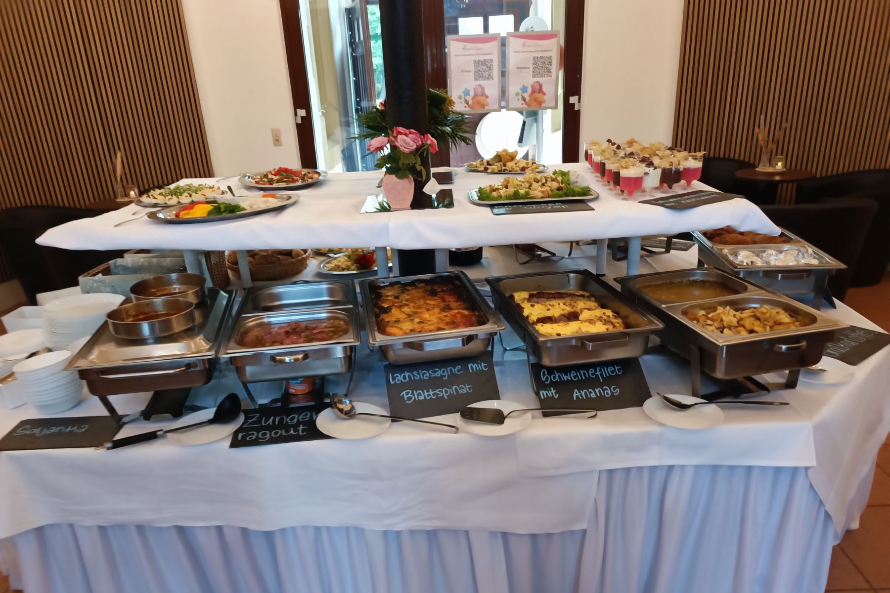 Vielfältiges Hochzeitsbuffet im Marstall Gotha mit liebevoll angerichteten Speisen und Fingerfood. Die flexible Cateringwahl ermöglicht individuelle Wünsche und sorgt für kulinarische Highlights bei jedem Fest