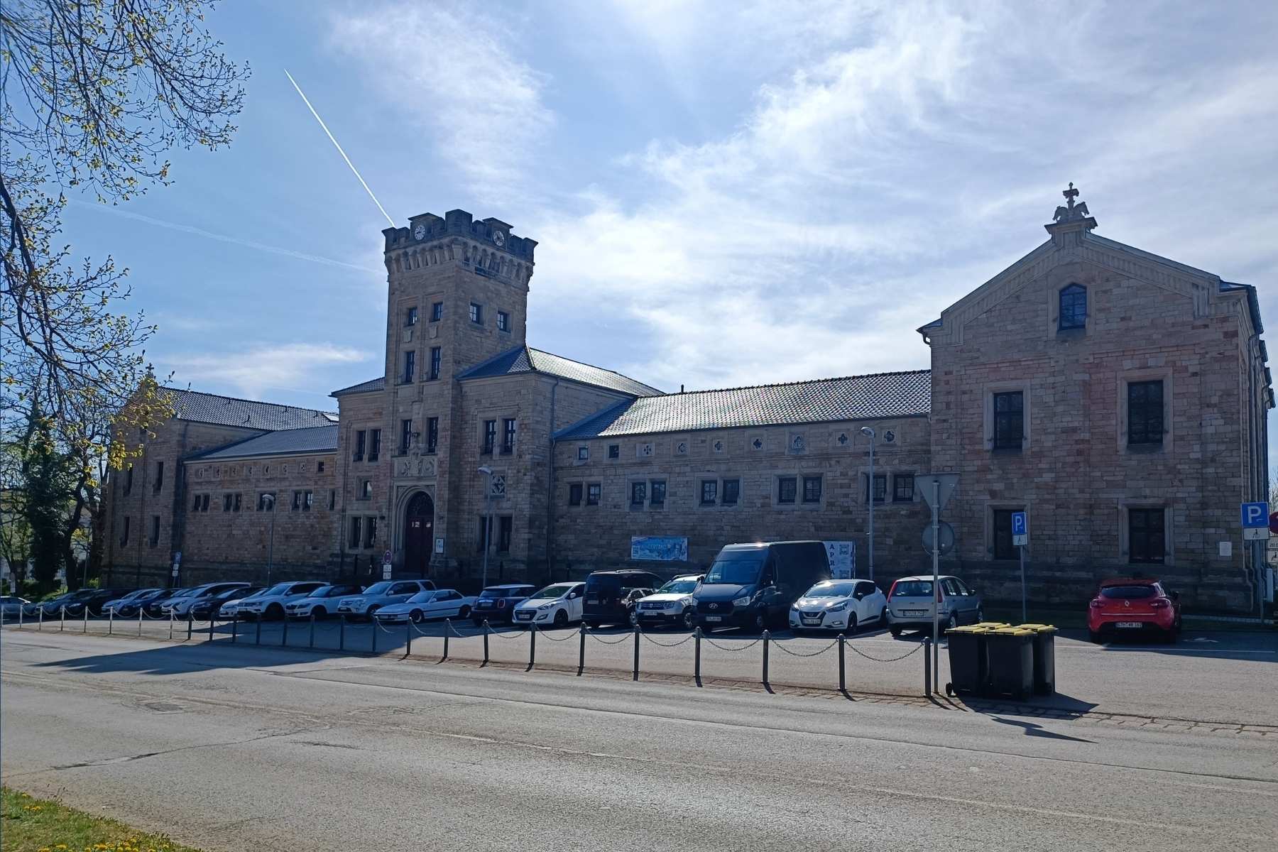 Historische Hochzeitslocation im Herzen von Gotha mit stilvollen, eleganten Innenräumen und großzügigen Außenparkplätzen. Der Marstall Gotha verbindet traditionsreiche Architektur mit moderner Veranstaltungstechnik und bietet ideale Bedingungen für unvergessliche Hochzeitsfeiern.