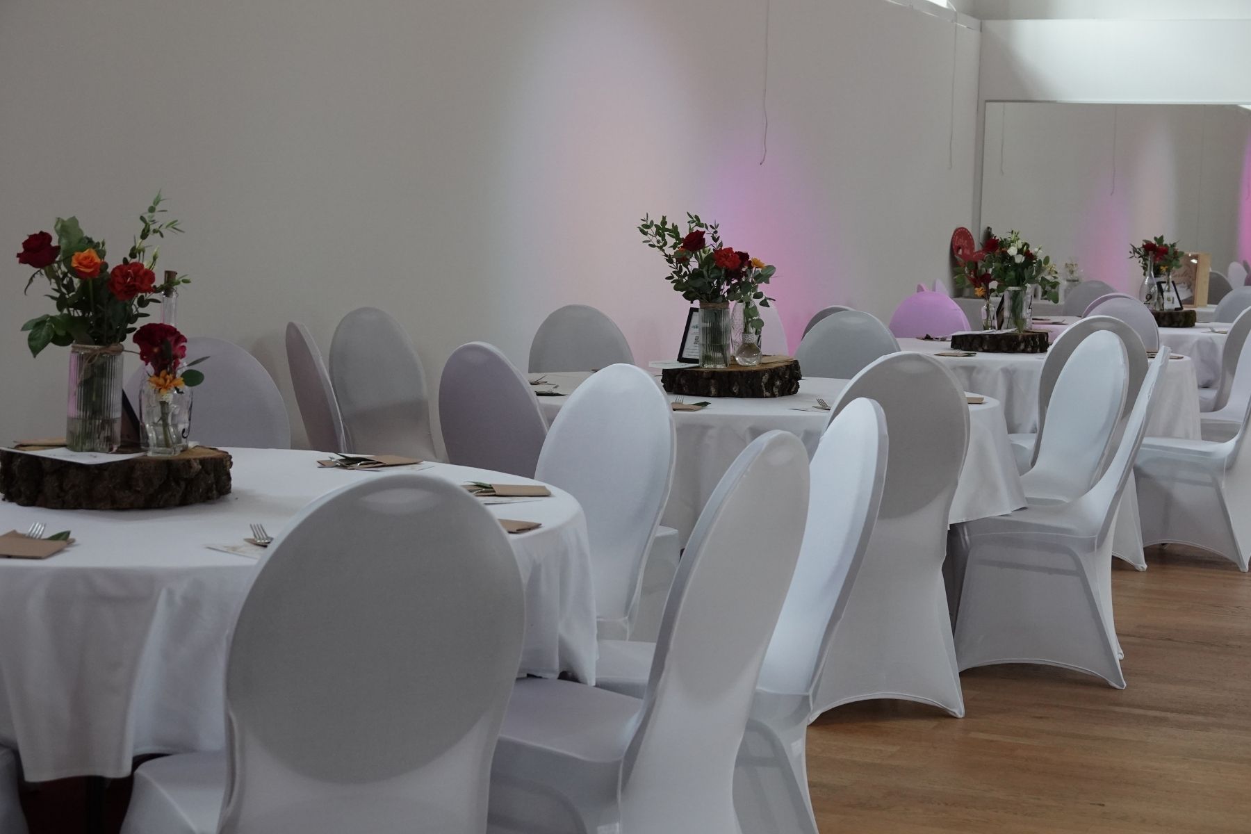 Wunderschöne Hochzeitstafel im Marstall Gotha, liebevoll dekoriert mit frischen Blumenarrangements. Die florale Gestaltung schafft eine romantische und elegante Atmosphäre, perfekt für besondere Hochzeitsmomente in stilvollem Ambiente.