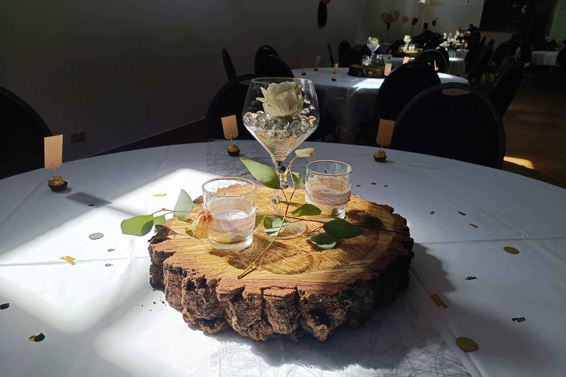 Individuelle Hochzeitsdekoration im Marstall Gotha, die rustikal und modern harmonisch verbindet. Liebevoll ausgestattete Elemente wie Holzdetails und elegante Akzente schaffen eine gemütliche und stilvolle Atmosphäre für den besonderen Tag.