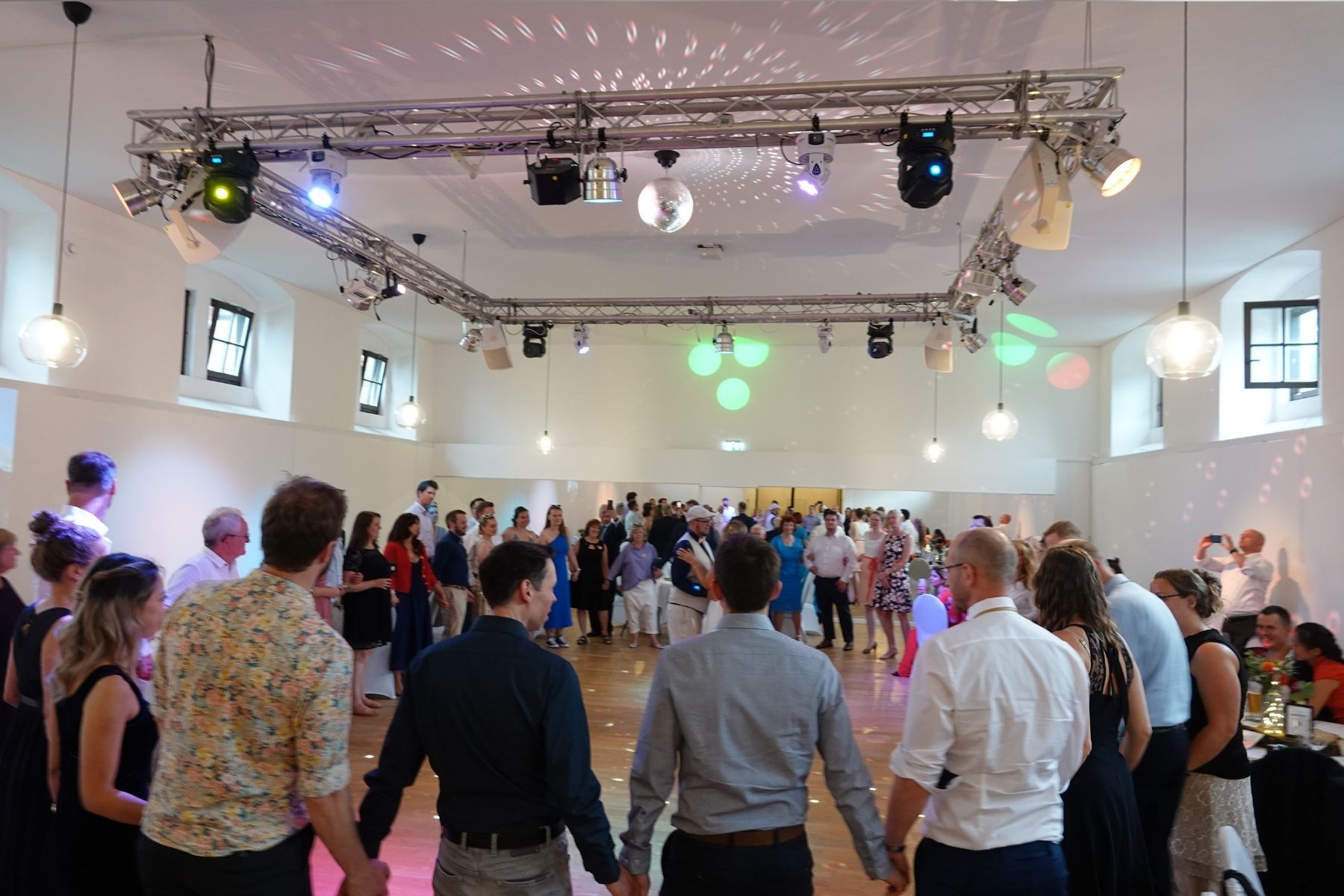 Großzügige Tanzfläche mit hochwertigem Parkett im Marstall Gotha, perfekt für den Hochzeitstanz. Die moderne Beleuchtung mit dimmbaren Lichtern und professioneller Lichttechnik schafft eine stimmungsvolle Atmosphäre für unvergessliche Feiermomente.