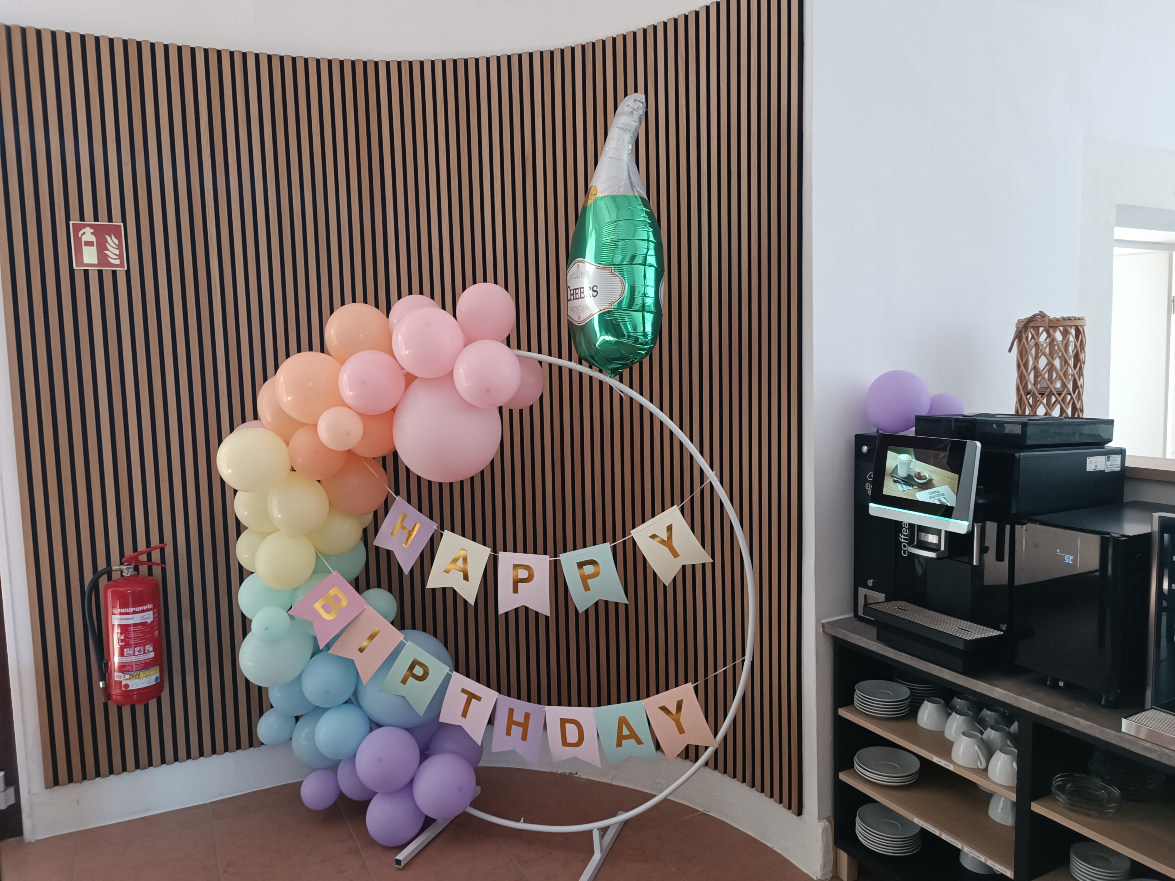 Festlich gedeckte Tafel für Geburtstagsfeier