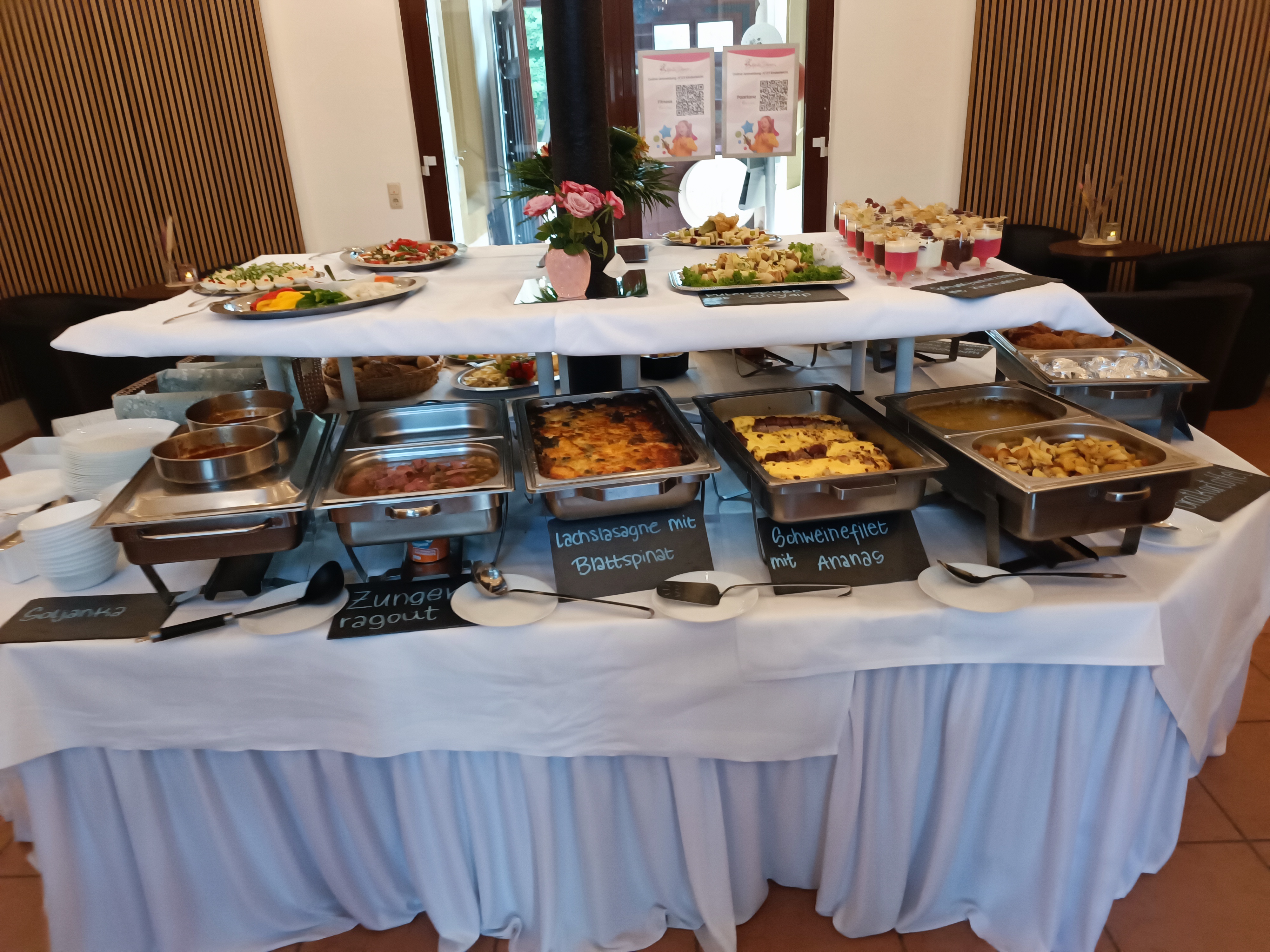 Geburtstagskuchen und Buffet